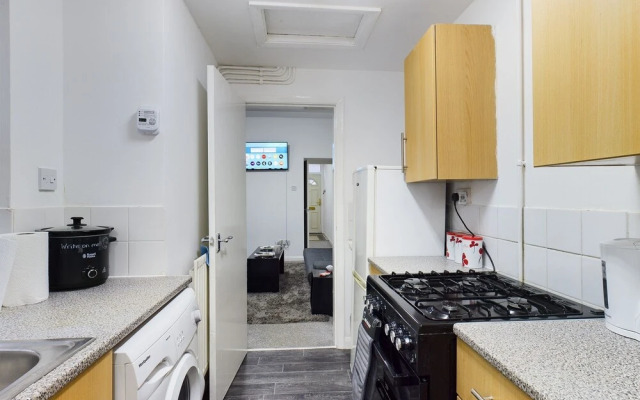 Lovely! 2-bed House Located in Soke - on - Trent
