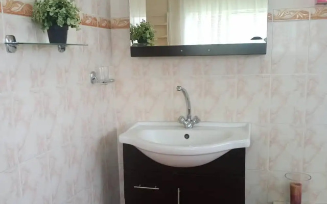 Guesthouse With Green Garden and Pool - 2102