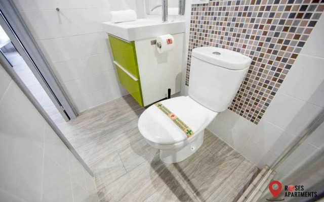 Roses Apartments Red Loft vista mar lateral