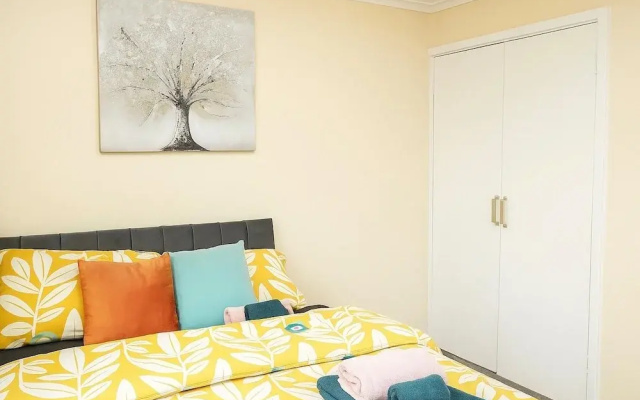 House - Sleeps 8 - Garden - Pet Friendly - Parking