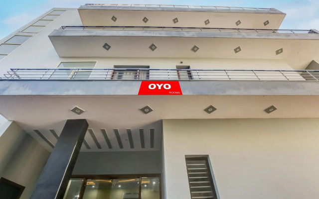 OYO Flagship 70098 Moon Trip
