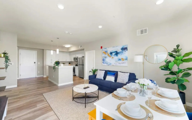 Chic Apt w Jacuzzi Pool BBQ Mountain Views