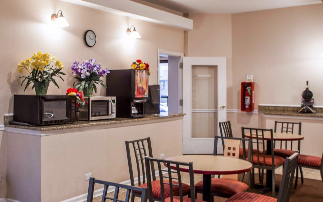 Rodeway Inn Lyons - La Grange