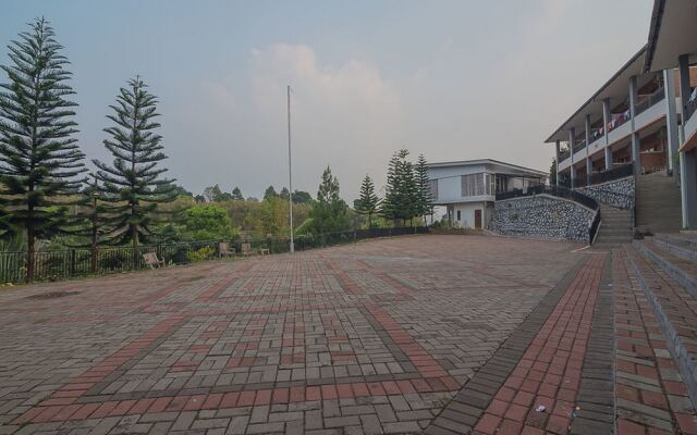 RedDoorz Plus @ Megamendung Puncak Bogor 2