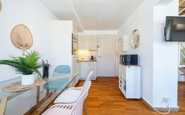 Massena Street - 1 Bdr Duplex with AC & Parking