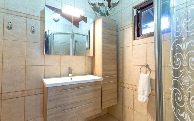 Apartment With Charming Patio+ BBQ Near Beach! Free Util's