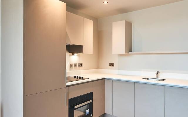 Seven Living Bracknell - Free Parking on Site