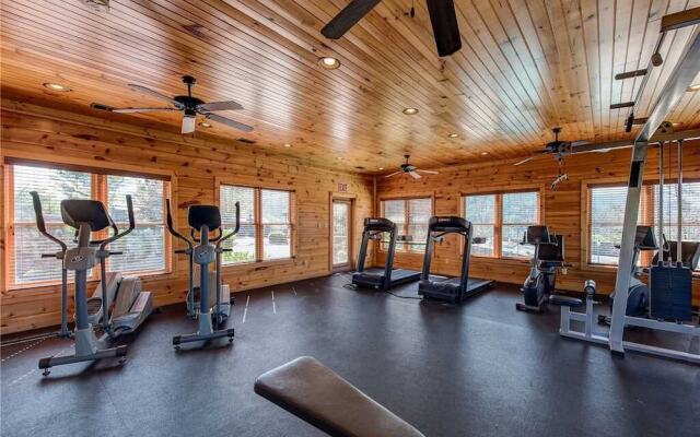 Majestic Manor - Three Bedroom Cabin