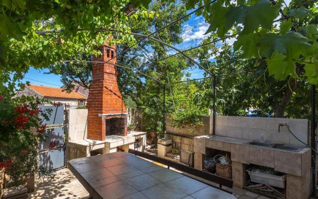 Apartman D&D, Dvorine 63