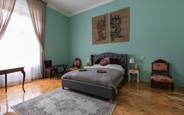 Eclectic Luxury & Spacious 2BR AC Apt in Center