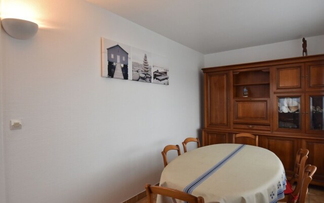 Cozy Holiday Home in Saint-Germain-sur-Ay with garden