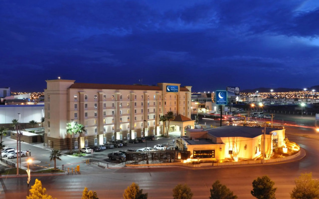Hotel Mesaluna Near American Consulate