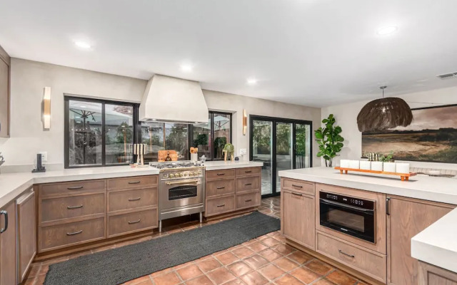 Solanova Designer Oasis With Cocktail Pool Theater