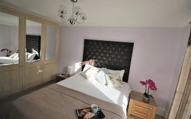 Canary Wharf Luxury River view apartment