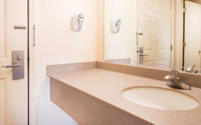 Super 8 By Wyndham Lamar