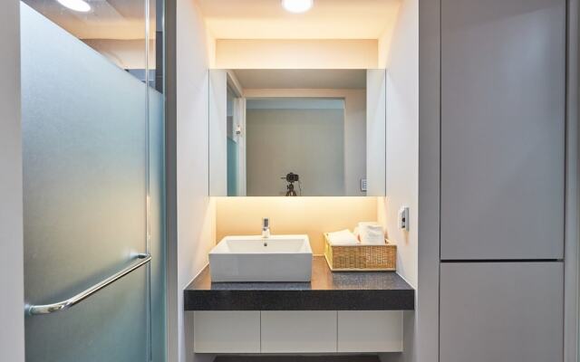 Parotia Waterhouse Hotel