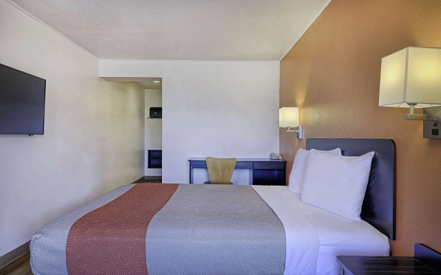 Motel 6 Sullivan, MO