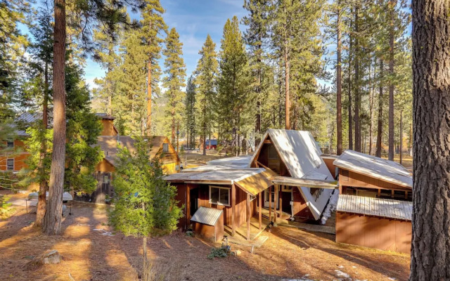 Quaint + Rustic A-frame < 5 Mi to Plumas-eureka!