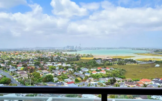 Sea City Views Takapuna Studio w Carpark