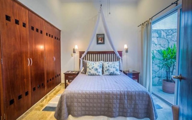 Magic, 1 block from Mamitas Beach by Tripintravel