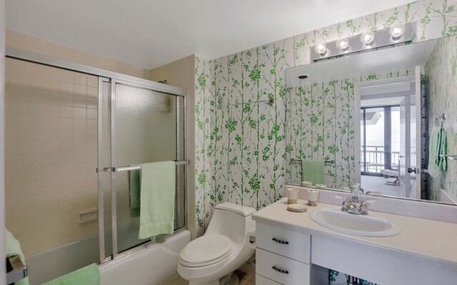 Modern 11th Floor Beachfront Condo With Views/pool