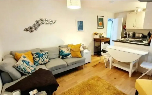 2bdr- sea Breeze - Family Friendly- Parking-int