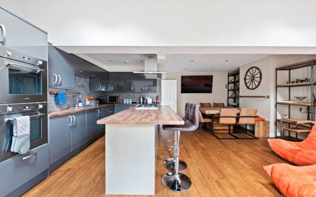 NEW Bright & Stylish 4BD Home City Centre of Leeds