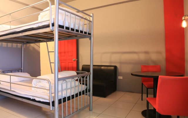 Warm House Hualien Hostel Backpacker(Over Head Hostel)