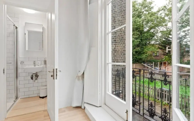 Refined, Light 1 Bed Apt w Balcony in Brixton