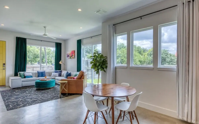Contemporary Home Centrally Located Near Soco & DT
