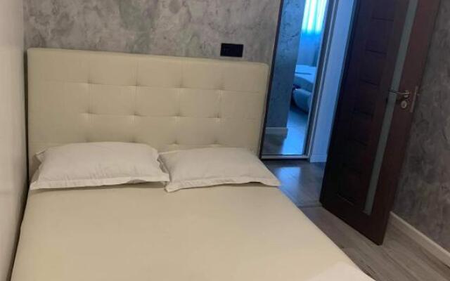 White & Silver Luxury Suite Craiova