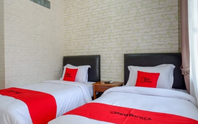 RedDoorz @ Jalan Majapahit Semarang