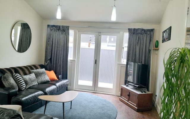 Spacious Bungalow Rental in Palmerston North - Ideal for Groups – Guest Rooms – Palmerston North