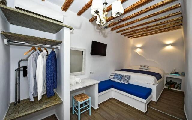 CHARMING 2BR Hilltop Serenity Suite, Lively Greek Village