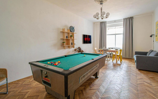 Super Central Billiard and Darts Big Apartment
