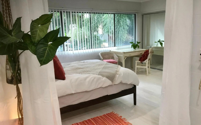 LILY LAMOND, T/House, outdoor shower, 5 min walk to the ocean, Airlie Beach – Guest Rooms – Airlie Beach