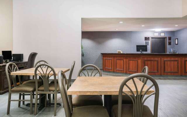 Days Inn & Suites by Wyndham Wausau