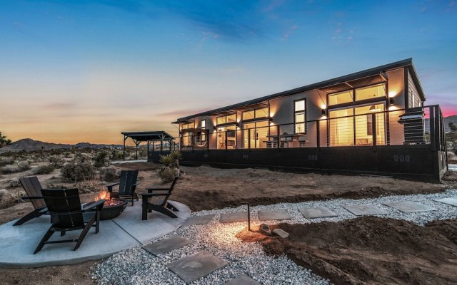 Sagebrush Bungalow - Modern Retreat W/hot Tub, Fire Pit And Bbq! 2 Bedroom Home by RedAwning