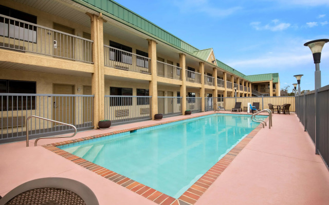 Best Western Cedar Inn