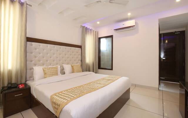 OYO 9420 Hotel Silver Palm