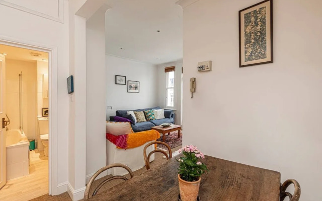 Lovely 1-bed Flat w/ Balcony in West Kensington