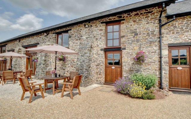 Lovely Apartment In Converted Stone Barn Located In Tiverton