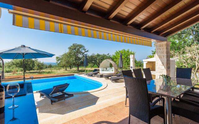 Sea-view Villa in Kaštelir with Private Pool, Terrace