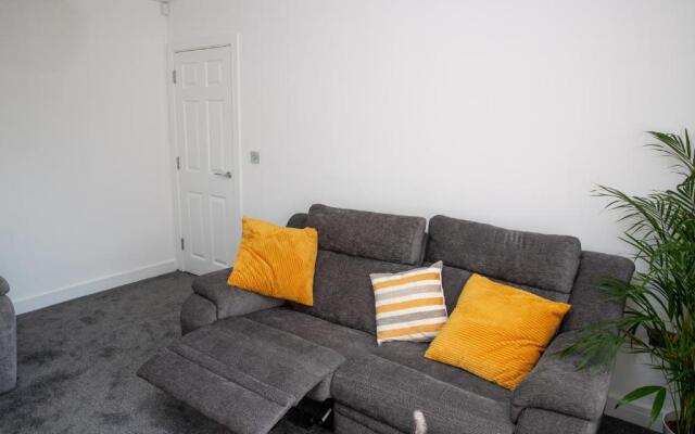 Fantastic Large House with Private Parking