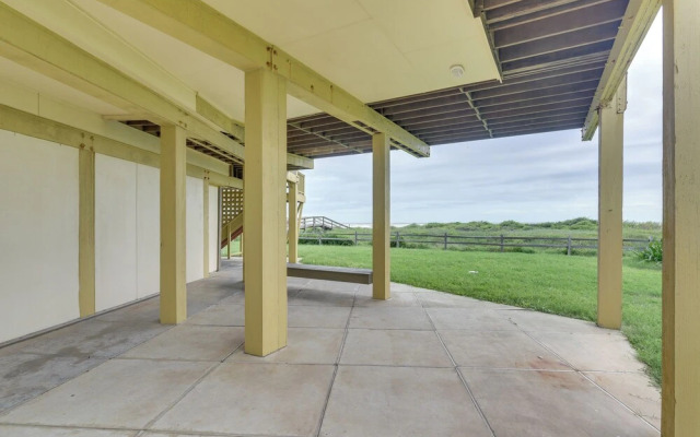 Oceanfront Home w/ Beach Access in Galveston