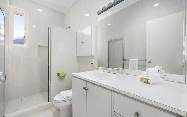 3BR 3BA Pool Downtown Short Walk to Beach