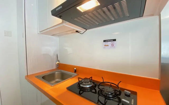 Deluxe & Stylish 2BR at Grand Asia Afrika Apartment near Braga City Walk – Kitchen – Bandung