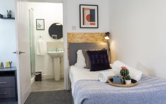 Air Host and Stay - Heyes House- Sleeps 7, free parking, mins from LFC