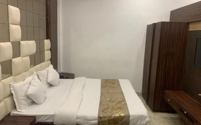 Oyo Flagship 703376 Mk Residency
