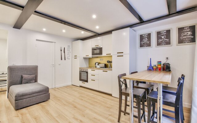13 - Luxury Flat Eiffel Design 2